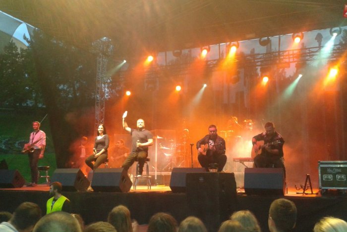 Ilustračný obrázok k článku Bystričania sa s prázdninami lúčili vo veľkom štýle: Akustický koncert Desmodu aj pyromuzikálny ohňostroj!