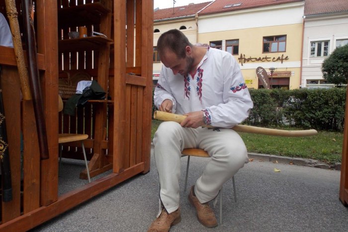 Ilustračný obrázok k článku Mladík v kroji sa stal raritou na trhoch: Videli ste už fujaru s grafitmi?