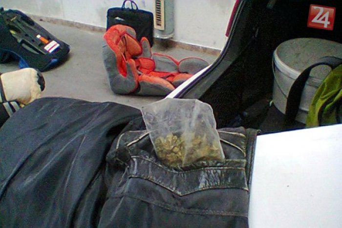 Ilustračný obrázok k článku Nervózna posádka pri kontrole auta: Colníci v ňom našli marihuanu