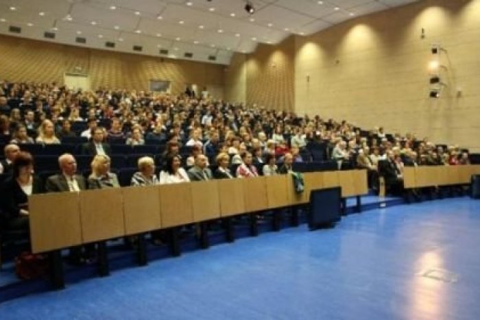 Ilustračný obrázok k článku Študentom so správnym výberom výšky pomáha projekt: Kariérne poradenstvo zažili priamo vo firme