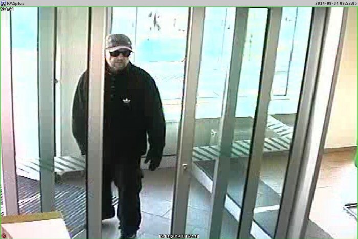 Ilustračný obrázok k článku Poznáte ho? Polícia ho hľadá. Lúpil ozbrojený guľovnicou na Miletičke