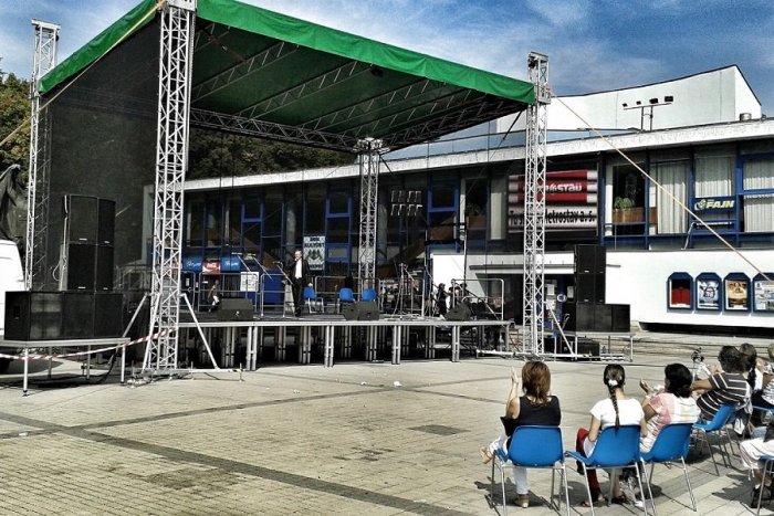 Ilustračný obrázok k článku Video z námestia: Tento pán spevák pred rokom zažiaril v talentovej šou