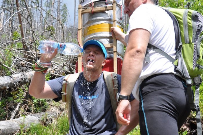 Ilustračný obrázok k článku Zásada horských nosičov: Ak chceš nosiť, musíš nechať hlavu dole