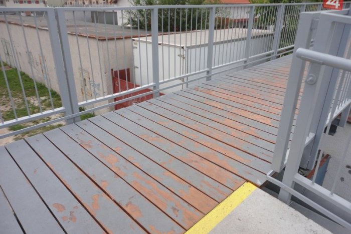 Ilustračný obrázok k článku Zlá robota ohrozuje zdravie: Protišmykový náter na lávke je fuč!