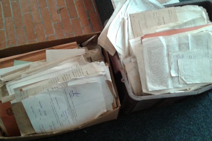 Ilustračný obrázok k článku Dozvieme sa osudy majiteľov hotela Carlton? V  záhrade Prügerka  sa našli vzácne dokumenty