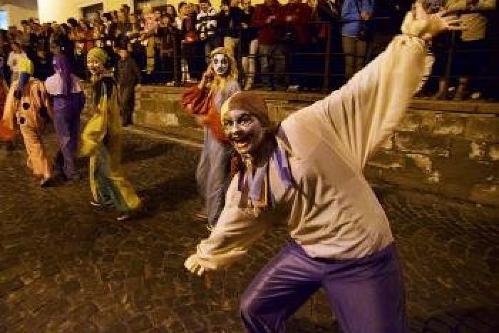 Ilustračný obrázok k článku Nočnými ulicami sa bude plaziť salamandra tvorená živými ľuďmi: Nenechajte si ujsť toto unikátne divadlo!