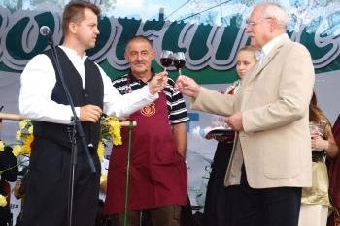 Ilustračný obrázok k článku Starosta Rače P. Pilinský ušetril na hypotéke, úspory vrazí do kampane