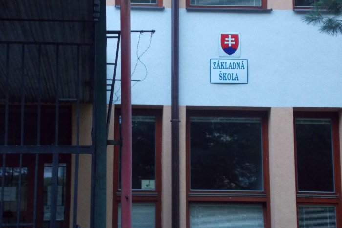 Ilustračný obrázok k článku Rušno na základnej škole: Rozhorčení rodičia sa postavili proti rozhodnutiu riaditeľa!