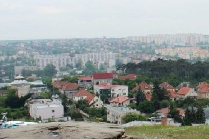 Ilustračný obrázok k článku Pod Kalváriou vznikli čierne stavby: Lokalitu prevažne obýva rómska komunita