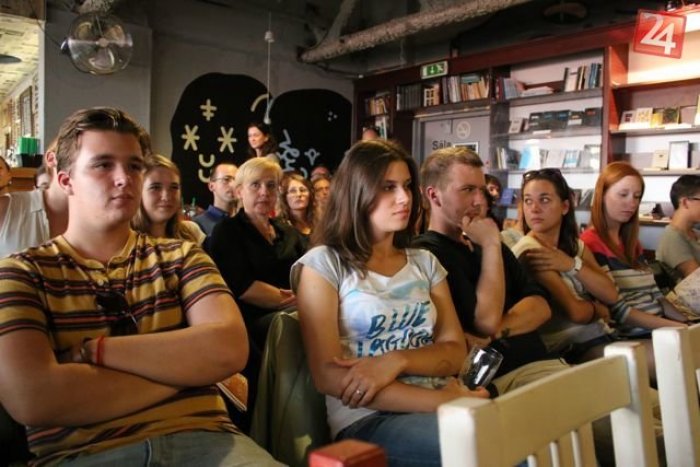 Ilustračný obrázok k článku Každý občas prežívame smútok. Sadnite si dnes na gauč s odborníkmi na psychológiu v KC Dunaj