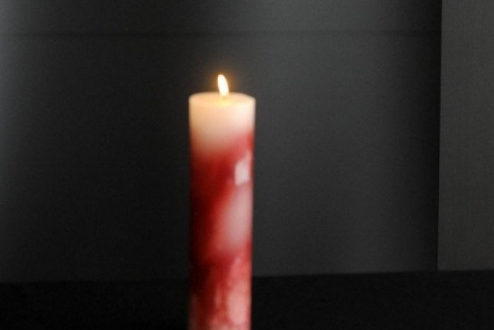 Ilustračný obrázok k článku Sviečka na Bielu sobotu v rakúskom Edelstale symbolizovala víťazstvo života