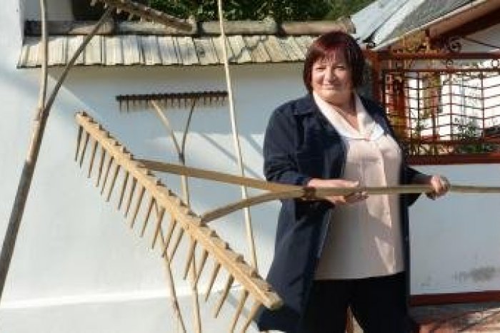 Ilustračný obrázok k článku Dedinka pri Košiciach sa hrdí skutočným unikátom: Počuli ste už o cvrkajúcich hrablách?