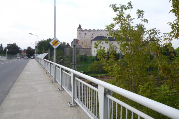 Ilustračný obrázok k článku Zvolenskí policajti zabránili tragédii: Muž chcel skokom pod vlak vyriešiť svoje problémy