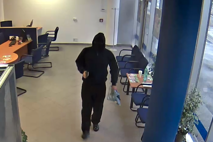 Ilustračný obrázok k článku Poznáte ho? Lúpil v banke. Polícia po ňom pátra