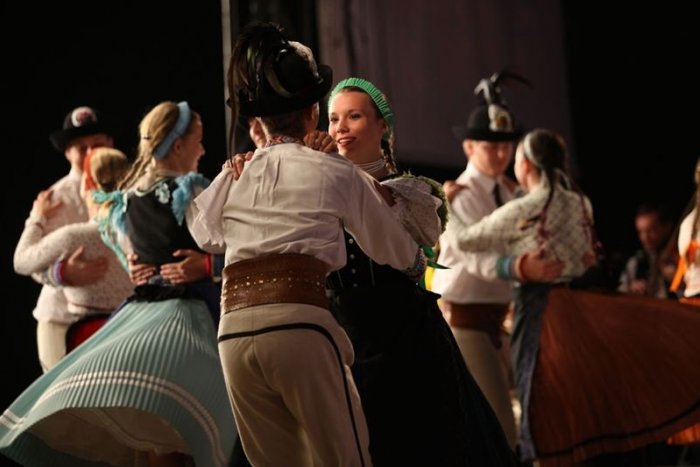 Ilustračný obrázok k článku Folklórny súbor Váh to všetkým natrel: Z Poľska si priniesli cennú Zlatú valašku