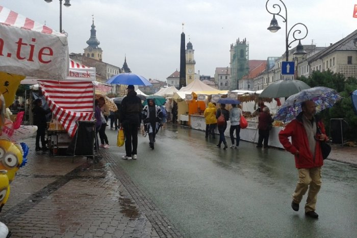Ilustračný obrázok k článku Radvanský jarmok trápi počasie: Centrum ako promenáda dáždnikov, kolotočiari v smútku