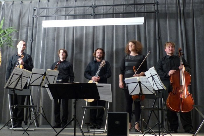 Ilustračný obrázok k článku Slávnostný piatok v TG: Poslucháči tlieskali Muchovmu kvartetu  a Adamovi Marecovi