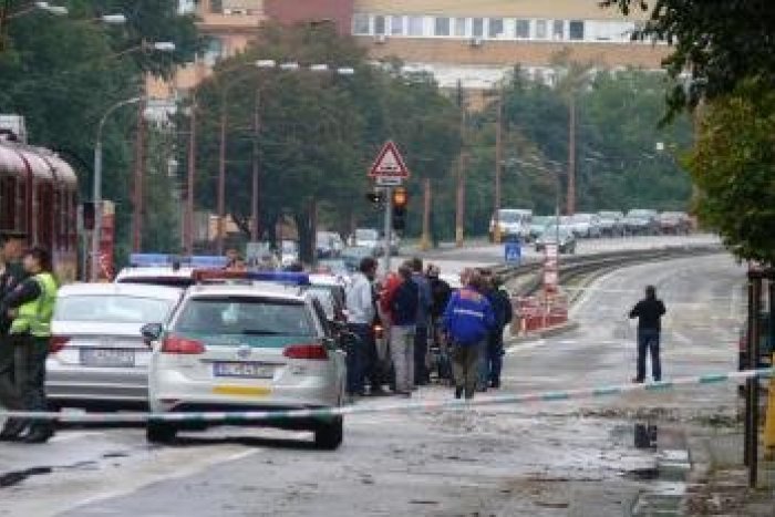 Ilustračný obrázok k článku Skôr, ako sa očakávalo: Cesta do Karlovej vsi po nábreží  už prejazdná