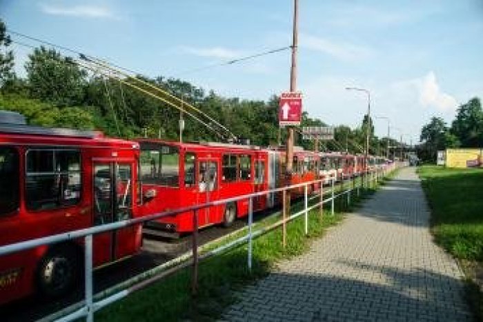 Ilustračný obrázok k článku Vodiči, zaparkujte autá: Cestujte zadarmo v MHD