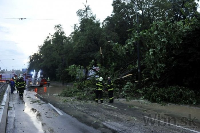 Ilustračný obrázok k článku Komplikovaná doprava: Nábrežie smerom na Karlovu ves stále neprejazdné