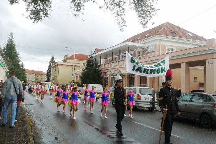 Ilustračný obrázok k článku Banícky jarmok OBRAZOM: Ulice sa zaplnili aj napriek dažďu