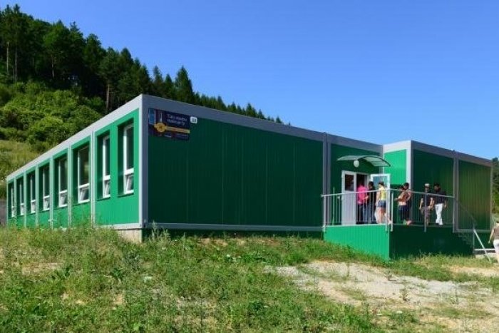 Ilustračný obrázok k článku V Muránskej Dlhej Lúke budú otvárať obálky: Výstavba modulovej školy nenapreduje podľa plánov