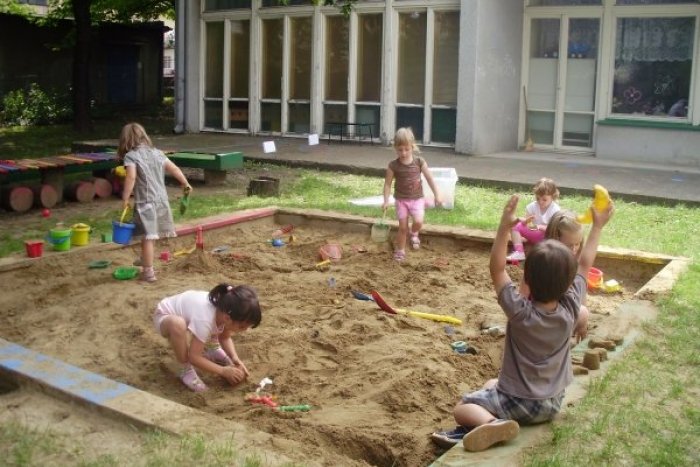 Ilustračný obrázok k článku Mesto predá budovu bývalej materskej školy: Priestory pre predškolákov budú hľadať inde