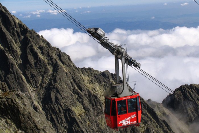 Ilustračný obrázok k článku Lanovka na Lomnický štít je opäť v prevádzke: Peripetie s novým lanom