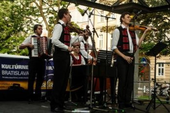 Ilustračný obrázok k článku Kultúrne leto v Bratislave je na konci. Opona za umením ale nepadá