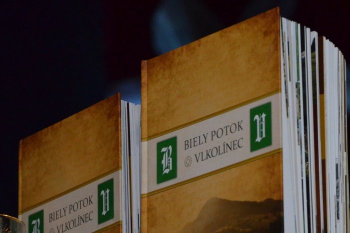 Ilustračný obrázok k článku Kniha o Bielom Potoku a Vlkolínci bola krstená dvomi vodami