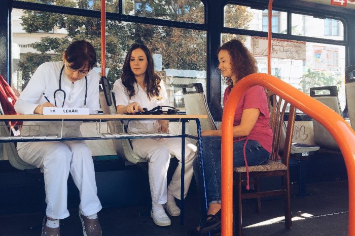 Ilustračný obrázok k článku Darovali krv v električke. V Bratislave sa konala netradičná akcia