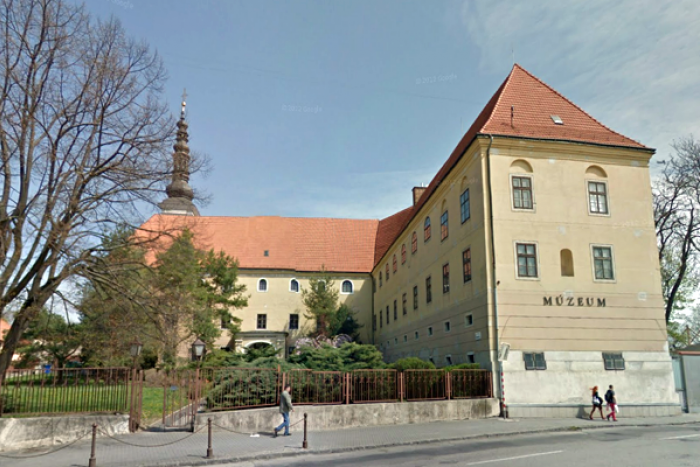 Ilustračný obrázok k článku Výstava kontrolóra práceneschopnosti v trnavskom múzeu: Popri práci tvoril krásnu zbierku