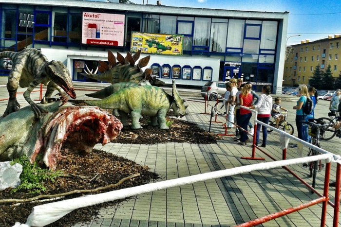 Ilustračný obrázok k článku V Humennom ožil pravek: Námestie obsadila pätica dinosaurov