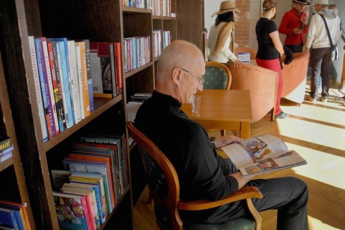 Ilustračný obrázok k článku Najvyššie položené kníhkupectvo je na Skalnatom plese. Cenu za knihu si určíte sami