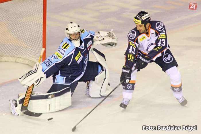 Ilustračný obrázok k článku Hokejový zápas kola medzi majstrom a vicemajstrom: Ako sa doteraz darilo obom tímom?