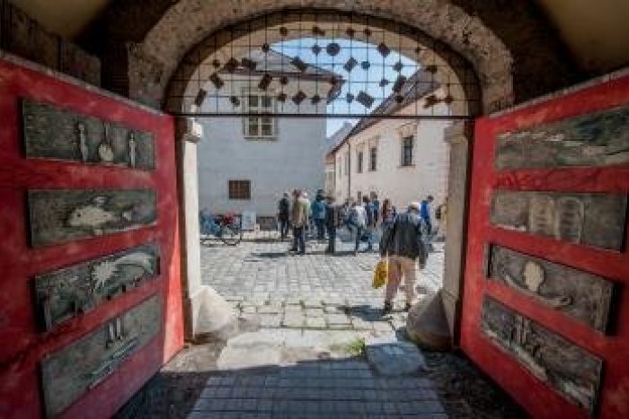 Ilustračný obrázok k článku Kapitulské dvory: Konferencia biskupov Slovenska sprístupní svoje nádvorie so záhradou