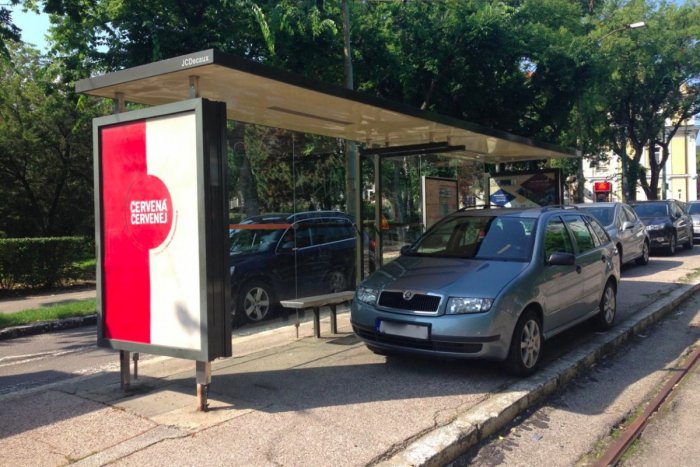 Ilustračný obrázok k článku Parkovanie na zastávke? V Bratislave zjavne žiadny problém...