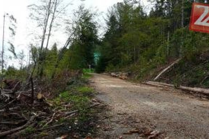 Ilustračný obrázok k článku Pohľad, ktorý návštevníkov nepoteší: Cesta k známemu prírodnému unikátu je v havarijnom stave!