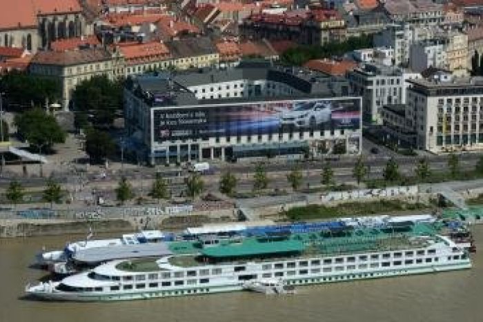 Ilustračný obrázok k článku Promenádu zdania: Autá, ktoré zásobujú lode na Dunaji budú platiť tisícku ročne