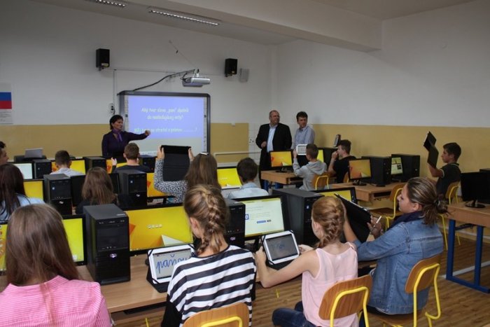 Ilustračný obrázok k článku Na žilinskej základke stavili na moderné technológie: Digitálne triedne knihy aj špeciálne kamery!