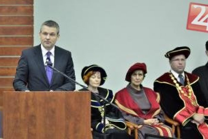 Ilustračný obrázok k článku Veľké oceňovanie na UMB: Táto profesorka dostala najvyššie vyznamenanie, študentka mimoriadnu cenu