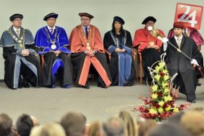 Ilustračný obrázok k článku Na bystrickej UMB končí staré vedenie: Akreditačná komisia si posvieti na študijné programy