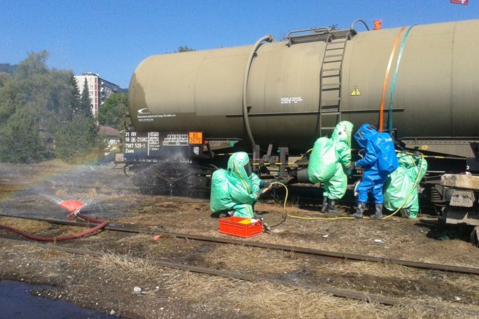 Ilustračný obrázok k článku Na stanici vo Zvolene unikala kyselina chlorovodíková: Výpary sa šírili ako oblak nad obytnú zónu!