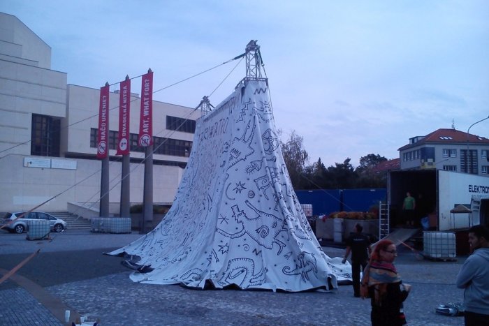 Ilustračný obrázok k článku Divadelná Nitra sa blíži: Námestie už ožíva, dobrovoľníci postavili šapitó