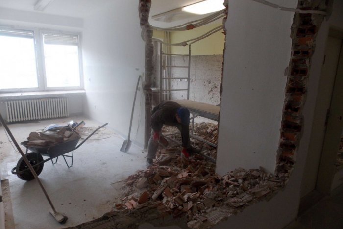 Ilustračný obrázok k článku Lopaty, fúriky aj zbíjačky: V novoveskej nemocnici sa búrajú steny, akú zmenu môžeme čakať?