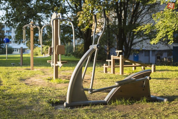 Ilustračný obrázok k článku Športovanie pre všetkých a zadarmo: V bystrickom parku pribudli novučičké stroje na cvičenie za tisícky eur