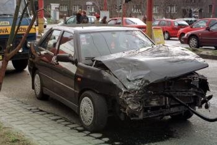 Ilustračný obrázok k článku Polícia varuje: Jeseň zvyšuje  riziko dopravných nehôd. Uberte plyn