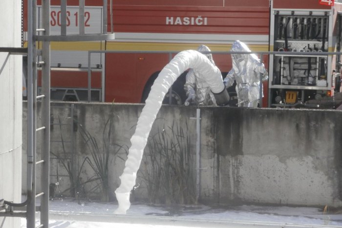 Ilustračný obrázok k článku FOTO a VIDEO z miesta: Hasiči vo zvolenskom depe zasahovali v skafandroch
