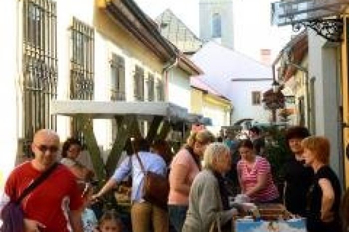 Ilustračný obrázok k článku V lavici na ulici: Pozrite sa, aké netradičné vyučovanie čaká žiakov!