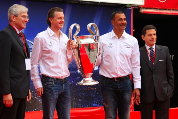 Ilustračný obrázok k článku Ušatá trofej, Ruud Gullit a Steve McManaman. Výnimočná trojica v Bratislave